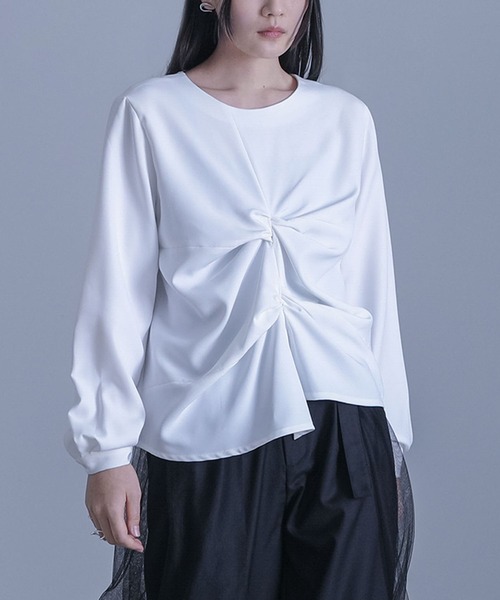 kOhAKU（コハク）の「ツイストブラウス（シャツ/ブラウス・レディース・ブルー/オフホワイト/ブラック・2/1）」の17枚目の写真