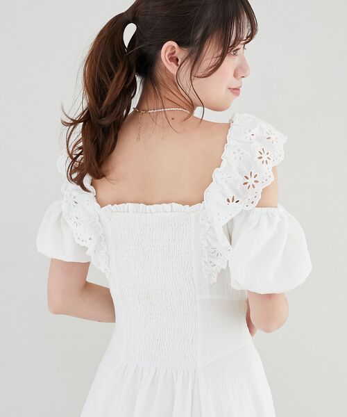 MAJESTIC LEGON(マジェスティックレゴン)の「肩レースフリルワンピース(ワンピース・レディース・アイボリー/ホワイト系その他2/ブラック・X-SMALL/SMALL/MEDIUM)」の5枚目の写真