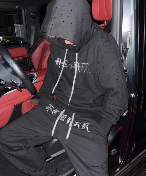 ATMARK（アットマーク）の「《2サイズ展開　/　UNISEX　》ATMARK オールドイングリッシュロゴ 総柄 ラインストーン スウェットパンツ（スウェットパンツ・メンズ・ブラック×ブルー/ブラック×ピンク/ブラック×グレー・MEDIUM/LARGE）」の11枚目の写真