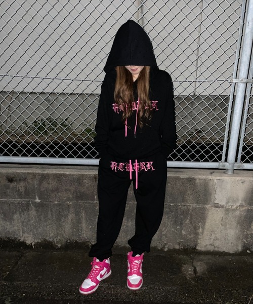 ATMARK（アットマーク）の「《2サイズ展開　/　UNISEX　》ATMARK オールドイングリッシュロゴ 総柄 ラインストーン スウェットパンツ（スウェットパンツ・メンズ・ブラック×ブルー/ブラック×ピンク/ブラック×グレー・MEDIUM/LARGE）」の10枚目の写真