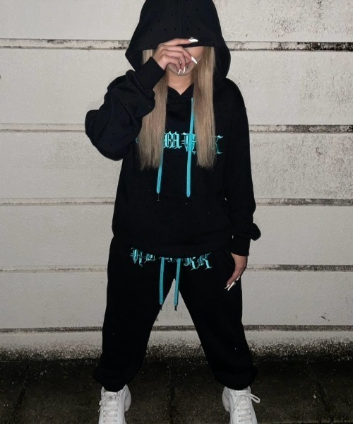 ATMARK（アットマーク）の「《2サイズ展開　/　UNISEX　》ATMARK オールドイングリッシュロゴ 総柄 ラインストーン スウェットパンツ（スウェットパンツ・メンズ・ブラック×ブルー/ブラック×ピンク/ブラック×グレー・MEDIUM/LARGE）」の9枚目の写真
