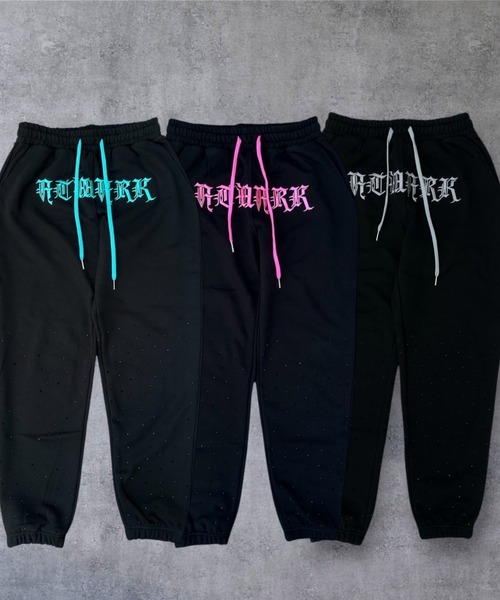 ATMARK（アットマーク）の「《2サイズ展開　/　UNISEX　》ATMARK オールドイングリッシュロゴ 総柄 ラインストーン スウェットパンツ（スウェットパンツ・メンズ・ブラック×ブルー/ブラック×ピンク/ブラック×グレー・MEDIUM/LARGE）」の8枚目の写真