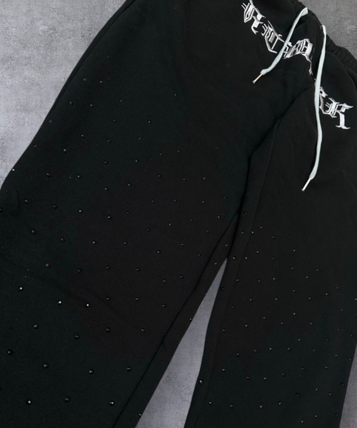 ATMARK（アットマーク）の「《2サイズ展開　/　UNISEX　》ATMARK オールドイングリッシュロゴ 総柄 ラインストーン スウェットパンツ（スウェットパンツ・メンズ・ブラック×ブルー/ブラック×ピンク/ブラック×グレー・MEDIUM/LARGE）」の17枚目の写真