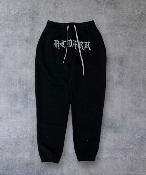 ATMARK（アットマーク）の「《2サイズ展開　/　UNISEX　》ATMARK オールドイングリッシュロゴ 総柄 ラインストーン スウェットパンツ（スウェットパンツ・メンズ・ブラック×ブルー/ブラック×ピンク/ブラック×グレー・MEDIUM/LARGE）」の7枚目の写真