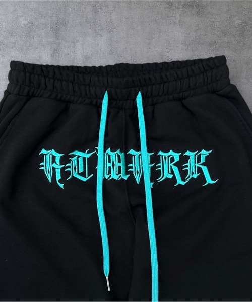 ATMARK（アットマーク）の「《2サイズ展開　/　UNISEX　》ATMARK オールドイングリッシュロゴ 総柄 ラインストーン スウェットパンツ（スウェットパンツ・メンズ・ブラック×ブルー/ブラック×ピンク/ブラック×グレー・MEDIUM/LARGE）」の18枚目の写真