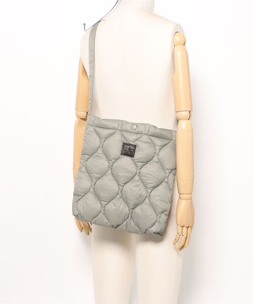 TAION(タイオン)の「CROSS BODY DOWN BAG-M BG05ALSML-M(ショルダーバッグ・メンズ・グレー・FREE)」の5枚目の写真