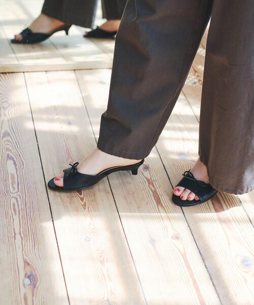 RODE SKO(ロデスコ)の「『MADE IN JAPAN』リボンミュール(サンダル・レディース・ベージュ/ブラック・36/38/37)」の4枚目の写真