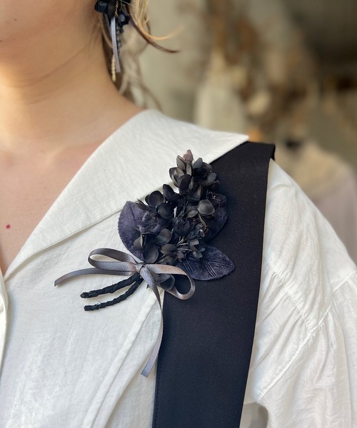 m.soeur（エムスール）の「スズランの花束コサージュ（ブローチ/コサージュ・レディース・ホワイト/ブラック/グレー・FREE）」の3枚目の写真