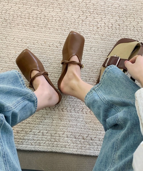 mebole(メボレ)の「ツイストフラットミュール(サンダル・レディース・ホワイト/ブラック/ブラウン・MEDIUM/SMALL/LARGE)」の3枚目の写真