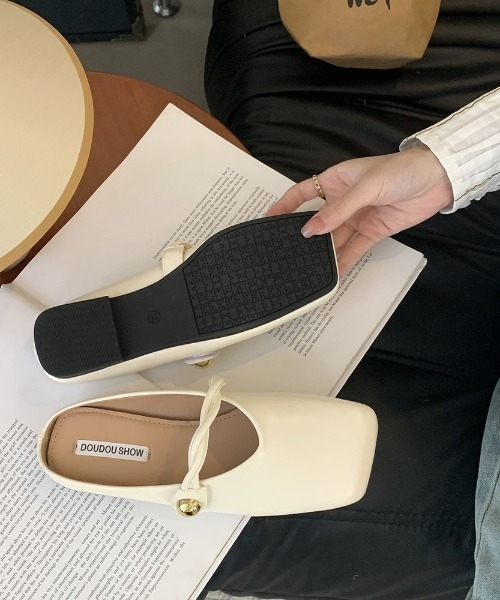 mebole(メボレ)の「ツイストフラットミュール(サンダル・レディース・ホワイト/ブラック/ブラウン・MEDIUM/SMALL/LARGE)」の6枚目の写真
