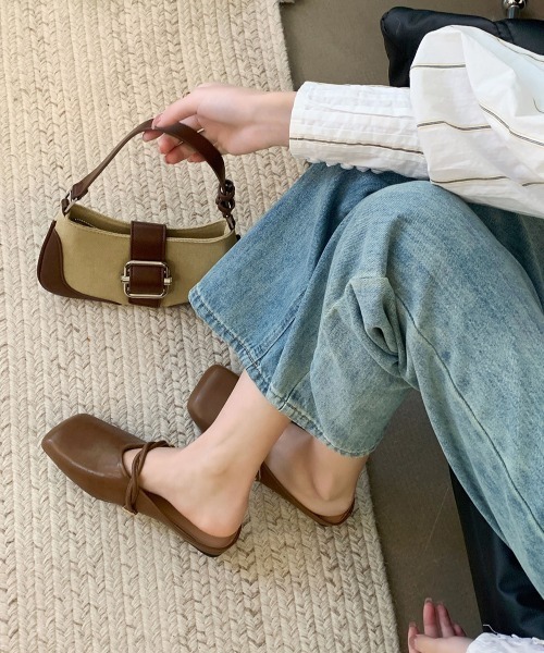 mebole(メボレ)の「ツイストフラットミュール(サンダル・レディース・ホワイト/ブラック/ブラウン・MEDIUM/SMALL/LARGE)」の15枚目の写真