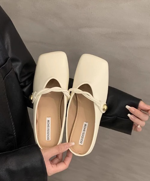 mebole(メボレ)の「ツイストフラットミュール(サンダル・レディース・ホワイト/ブラック/ブラウン・MEDIUM/SMALL/LARGE)」の4枚目の写真