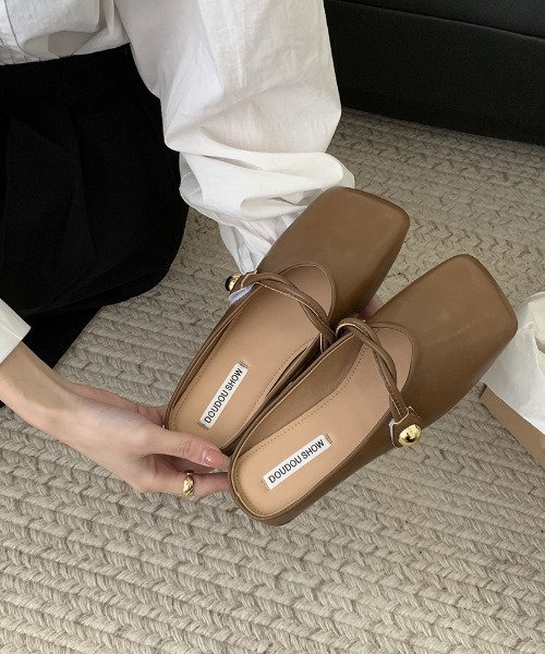mebole(メボレ)の「ツイストフラットミュール(サンダル・レディース・ホワイト/ブラック/ブラウン・MEDIUM/SMALL/LARGE)」の17枚目の写真