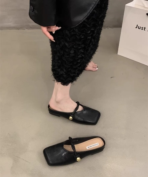 mebole(メボレ)の「ツイストフラットミュール(サンダル・レディース・ホワイト/ブラック/ブラウン・MEDIUM/SMALL/LARGE)」の11枚目の写真