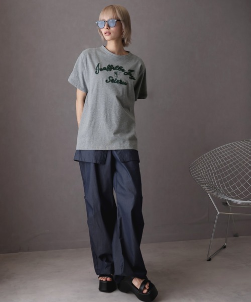 Girly Doll(ガーリードール)の「刺繍ロゴTシャツ(Tシャツ/カットソー・レディース・グレー/ブラック・F)」の4枚目の写真