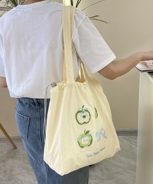 DIAVEL（ディアベル）の「【防水トートバッグ】選べるシャギーワッペントートバッグ（トートバッグ・レディース・グリーン/アイボリー/ブラウン/ブルー・FREE）」の9枚目の写真