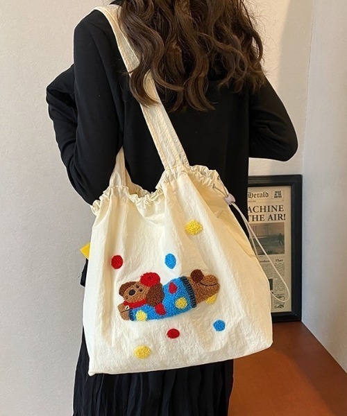 DIAVEL（ディアベル）の「【防水トートバッグ】選べるシャギーワッペントートバッグ（トートバッグ・レディース・グリーン/アイボリー/ブラウン/ブルー・FREE）」の8枚目の写真