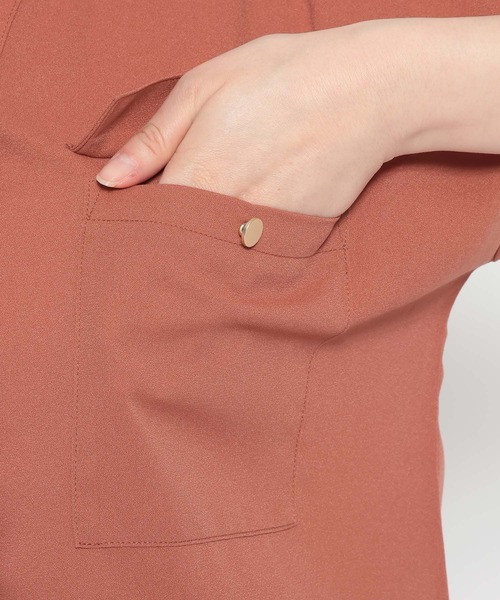 Andemiu（アンデミュウ）の「キンボタンサファリシャツ494312（シャツ/ブラウス・レディース・オフホワイト/ブラック/テラコッタ/ブラウン/チャコールグレー/ダークグリーン・FREE）」の11枚目の写真