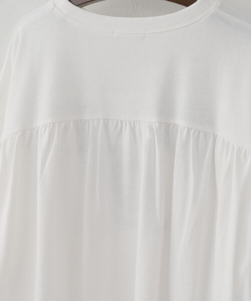 NAO（ナオ）の「【NAO】後ギャザードルマンTシャツ（Tシャツ/カットソー・レディース・アイボリー/スミクロ/ボルドー・FREE）」の7枚目の写真