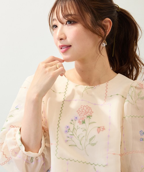 Rose Tiara(ローズティアラ)の「【セットアップ対応】パネル刺繍風ブラウス(シャツ/ブラウス・レディース・ブラック/ベージュ・38/42/46)」の2枚目の写真