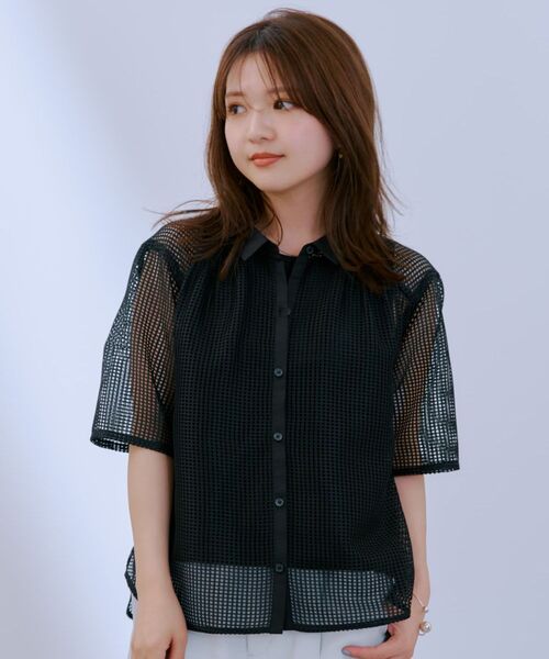 COHINA(コヒナ)の「ギャザーメッシュオーバーシャツブラウス 【低身長・小柄女性】(シャツ/ブラウス・レディース・ブラック/ホワイト・ONE SIZE)」の2枚目の写真