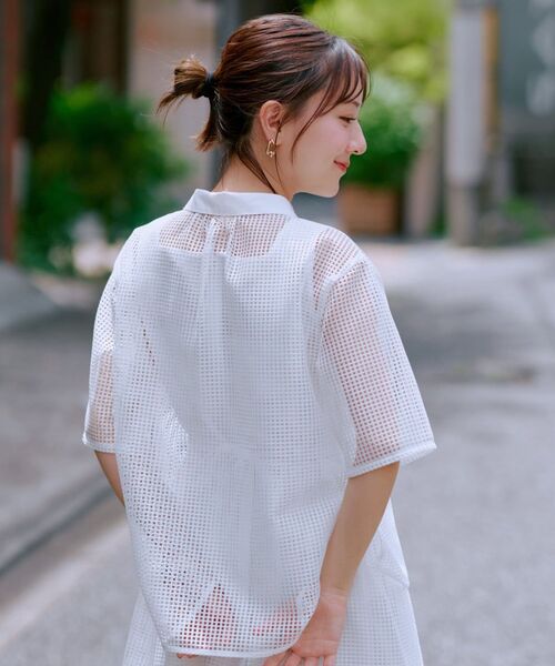 COHINA(コヒナ)の「ギャザーメッシュオーバーシャツブラウス 【低身長・小柄女性】(シャツ/ブラウス・レディース・ブラック/ホワイト・ONE SIZE)」の7枚目の写真