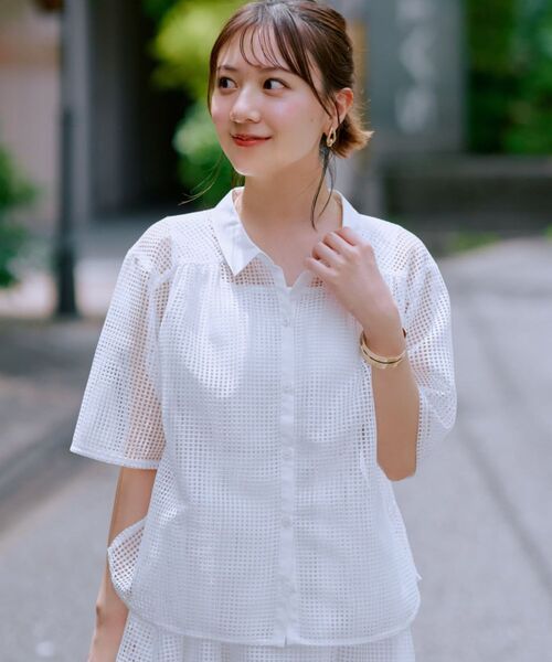 COHINA(コヒナ)の「ギャザーメッシュオーバーシャツブラウス 【低身長・小柄女性】(シャツ/ブラウス・レディース・ブラック/ホワイト・ONE SIZE)」の1枚目の写真