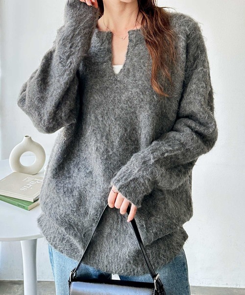 GeeRA（ジーラ）の「ふんわり！オーバーサイズキーネック起毛シャギーニット（ニット/セーター・レディース・ベージュ/グレー/ブルー・MEDIUM/LARGE/X-LARGE）」の3枚目の写真
