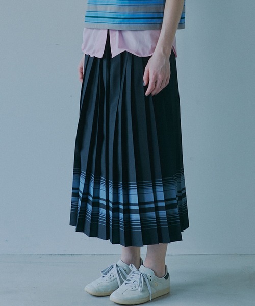 LE CIEL BLEU(ルシェルブルー)の「プリーツスカートwマルチストライププリント / Pleated Skirt w/Multi-Striped Print(スカート・レディース・ネイビー・34/36/38)」の4枚目の写真
