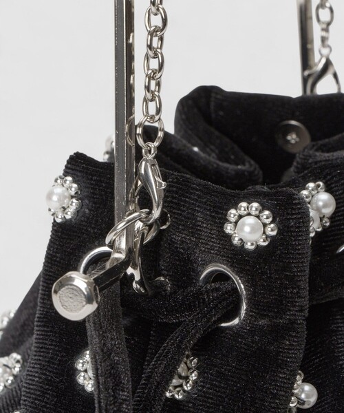 LOULOU WILLOUGHBY(ルルウィルビー)の「【LOULOU WILLOUGHBY】パール刺繍ベロア巾着ハンドバッグ(ショルダーバッグ・レディース・ブラック/ブラック系その他・FREE)」の8枚目の写真