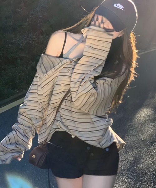 DIAVEL(ディアベル)の「【新色追加入荷済】Off Shoulder Retro ボーダートップ(Tシャツ/カットソー・レディース・グレー/ベージュ/ブラック・M)」の3枚目の写真