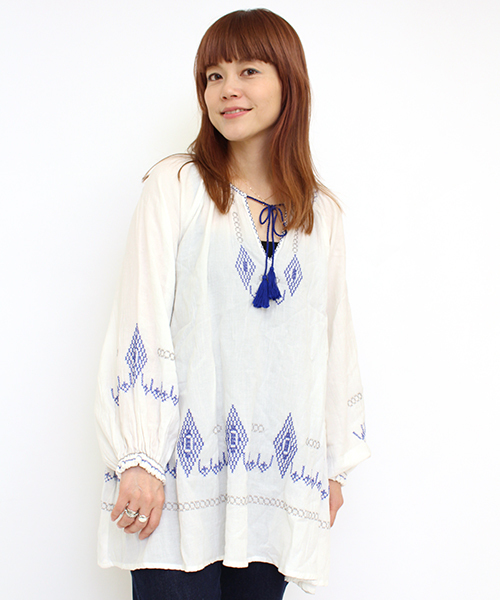 Omekashi（オメカシ）の「【Omekashi】刺繍チュニック（シャツ/ブラウス・レディース・オフホワイト/ブラック/ブルー・FREE）」の2枚目の写真