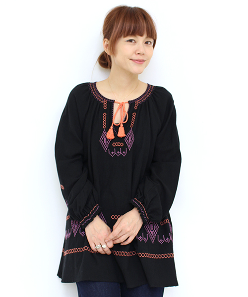 Omekashi（オメカシ）の「【Omekashi】刺繍チュニック（シャツ/ブラウス・レディース・オフホワイト/ブラック/ブルー・FREE）」の3枚目の写真