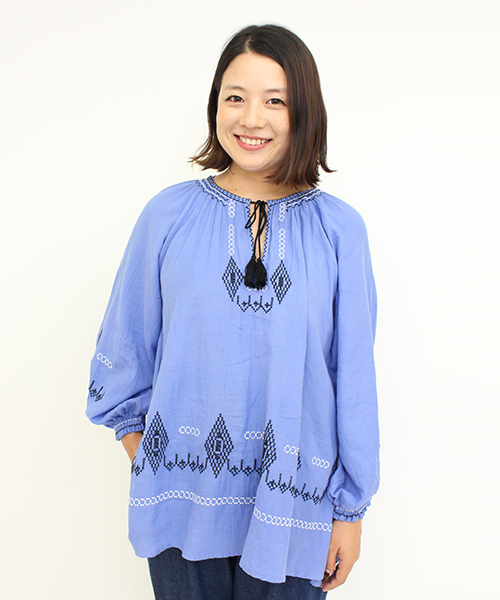 Omekashi（オメカシ）の「【Omekashi】刺繍チュニック（シャツ/ブラウス・レディース・オフホワイト/ブラック/ブルー・FREE）」の6枚目の写真