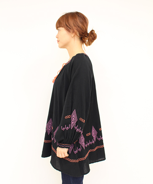 Omekashi（オメカシ）の「【Omekashi】刺繍チュニック（シャツ/ブラウス・レディース・オフホワイト/ブラック/ブルー・FREE）」の7枚目の写真