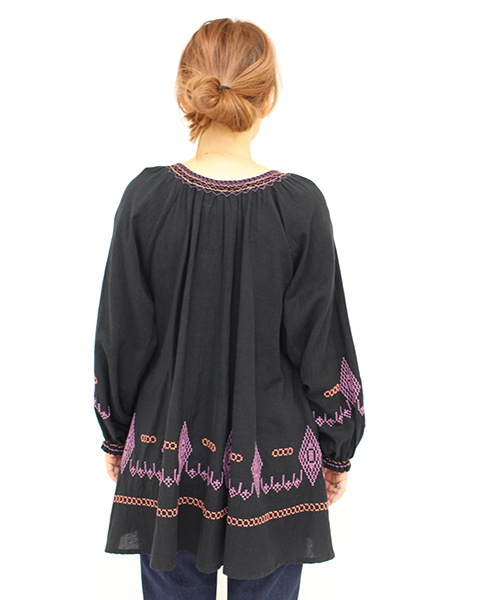 Omekashi（オメカシ）の「【Omekashi】刺繍チュニック（シャツ/ブラウス・レディース・オフホワイト/ブラック/ブルー・FREE）」の8枚目の写真