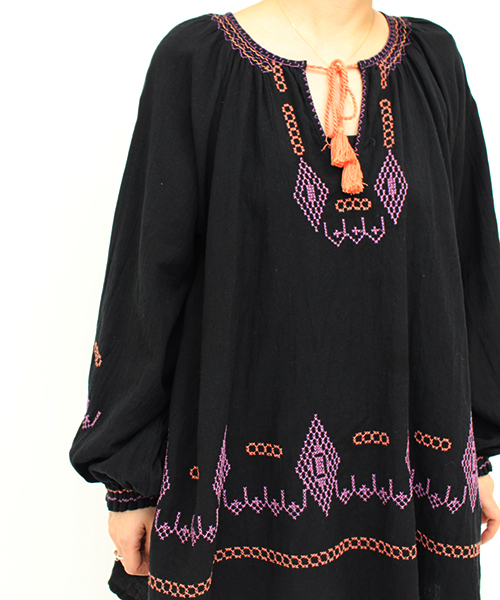 Omekashi（オメカシ）の「【Omekashi】刺繍チュニック（シャツ/ブラウス・レディース・オフホワイト/ブラック/ブルー・FREE）」の9枚目の写真