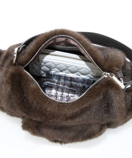 cache cache(カシュ カシュ)の「カシュカシュ cachecache / フェイクファーフラップポケット付き2wayショルダー(ショルダーバッグ・レディース・チョコ/グレー・FREE)」の13枚目の写真