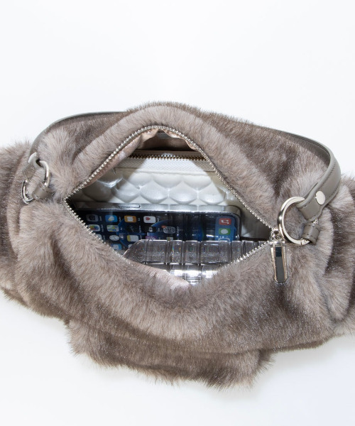 cache cache(カシュ カシュ)の「カシュカシュ cachecache / フェイクファーフラップポケット付き2wayショルダー(ショルダーバッグ・レディース・チョコ/グレー・FREE)」の6枚目の写真