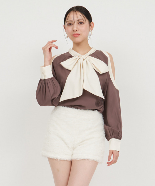 ROYAL PARTY(ロイヤルパーティー)の「コールドショルダー配色リボンブラウス(シャツ/ブラウス・レディース・ブラック/ベージュ/モカ・FREE)」の3枚目の写真