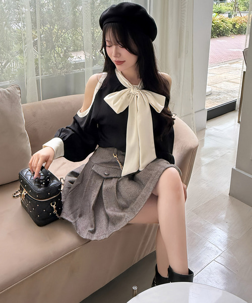 ROYAL PARTY(ロイヤルパーティー)の「コールドショルダー配色リボンブラウス(シャツ/ブラウス・レディース・ブラック/ベージュ/モカ・FREE)」の2枚目の写真