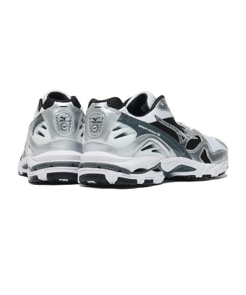 MIZUNO(ミズノ )の「MIZUNO WAVE RIDER 10(ミズノ ウエーブライダー 10)(スニーカー・メンズ・ホワイト系1/ホワイト系2/ホワイト系・26cm/26.5cm/27cm/27.5cm/28cm/28.5cm/29cm/24cm/24.5cm/25cm/25.5cm/30cm/23cm/23.5cm)」の11枚目の写真