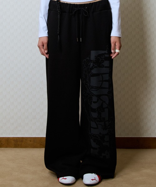 LUVISTRUE(ラヴイズトゥルー)の「GT LOGO SWEATPANTS(スウェットパンツ・レディース・ホワイト/ブラック・FREE)」の2枚目の写真
