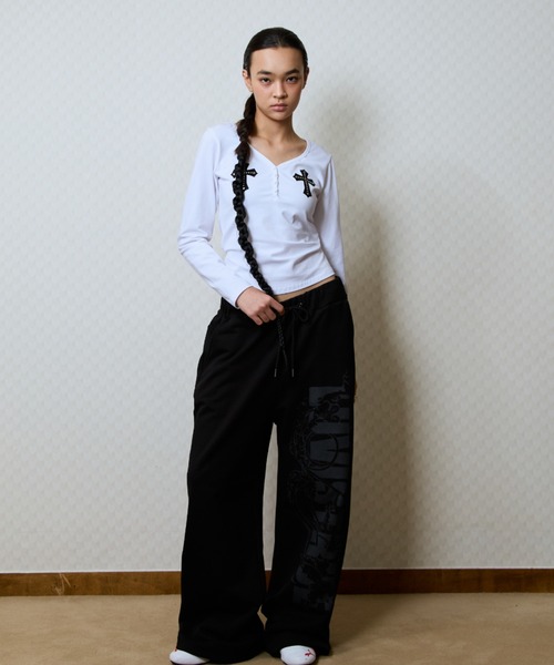 LUVISTRUE(ラヴイズトゥルー)の「GT LOGO SWEATPANTS(スウェットパンツ・レディース・ホワイト/ブラック・FREE)」の5枚目の写真