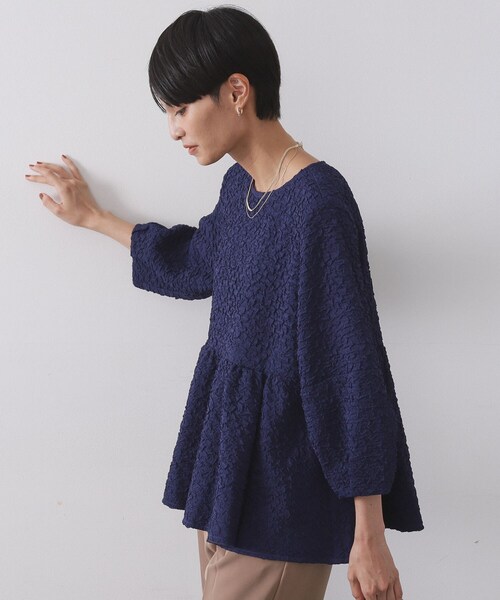 OPAQUE.CLIP（オペークドットクリップ）の「ふくれジャカードペプラムブラウス【洗濯機OK】（シャツ/ブラウス・レディース・ナチュラル/ネイビー/ブラック・40/42/38）」の4枚目の写真