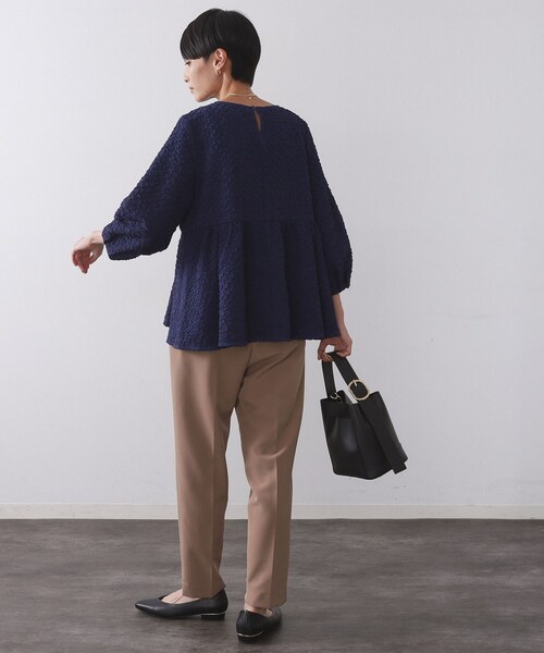 OPAQUE.CLIP（オペークドットクリップ）の「ふくれジャカードペプラムブラウス【洗濯機OK】（シャツ/ブラウス・レディース・ナチュラル/ネイビー/ブラック・40/42/38）」の6枚目の写真