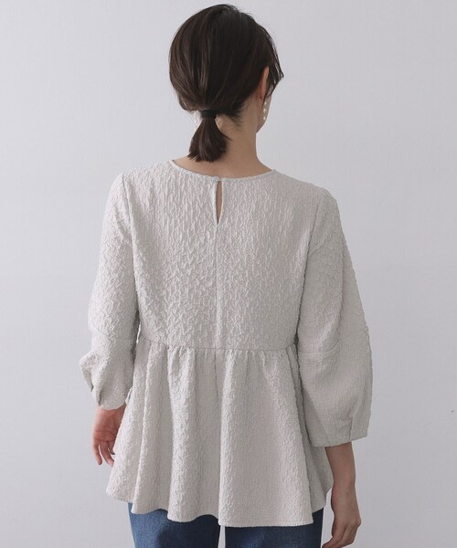 OPAQUE.CLIP（オペークドットクリップ）の「ふくれジャカードペプラムブラウス【洗濯機OK】（シャツ/ブラウス・レディース・ナチュラル/ネイビー/ブラック・40/42/38）」の18枚目の写真