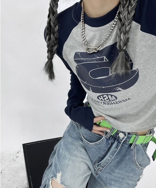 semuse(セミューズ)の「ロゴプリントクロップド丈ラグランロンT(Tシャツ/カットソー・レディース・カーキ/ネイビー・S/M)」の1枚目の写真