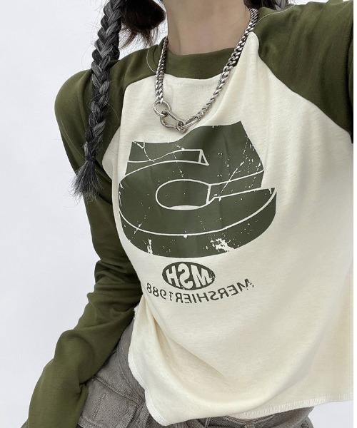 semuse(セミューズ)の「ロゴプリントクロップド丈ラグランロンT(Tシャツ/カットソー・レディース・カーキ/ネイビー・S/M)」の2枚目の写真