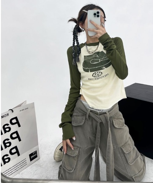 semuse(セミューズ)の「ロゴプリントクロップド丈ラグランロンT(Tシャツ/カットソー・レディース・カーキ/ネイビー・S/M)」の11枚目の写真